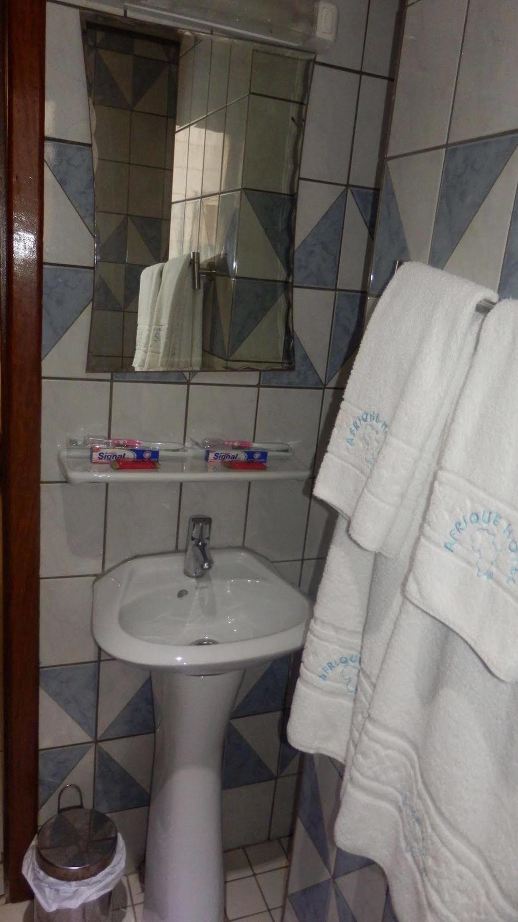 Afrique Hotel Douala Airport Exteriör bild