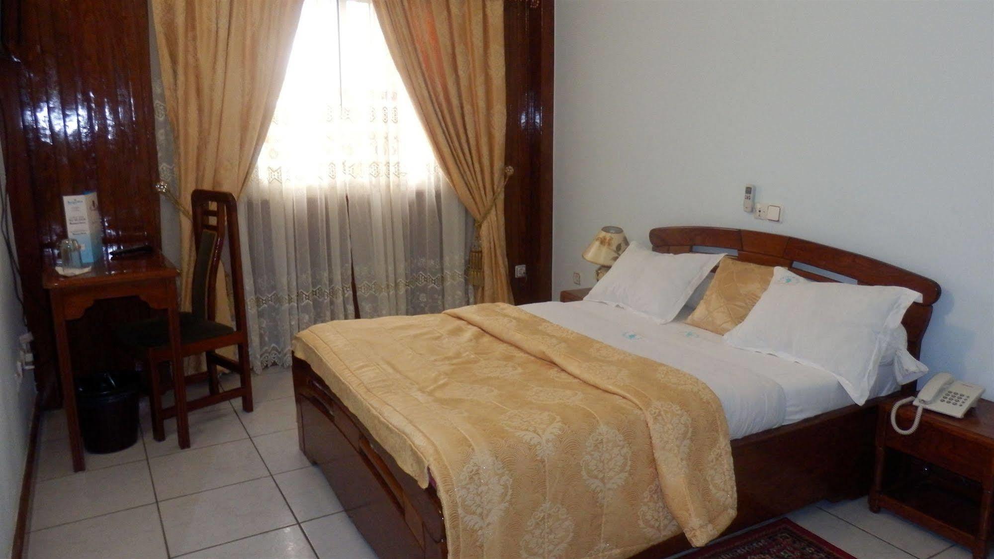 Afrique Hotel Douala Airport Exteriör bild